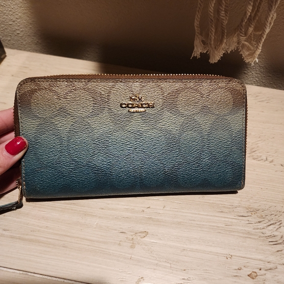 Ombre Coach Wallet w/Zipper - Picture 1 of 3
